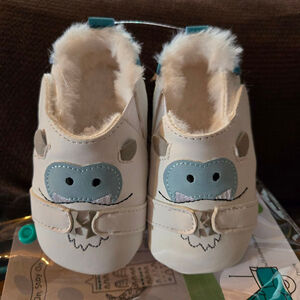 Ro + Me by Robees size 6-12m Fur Lined Easy On Yeti Baby Shoes New in Package